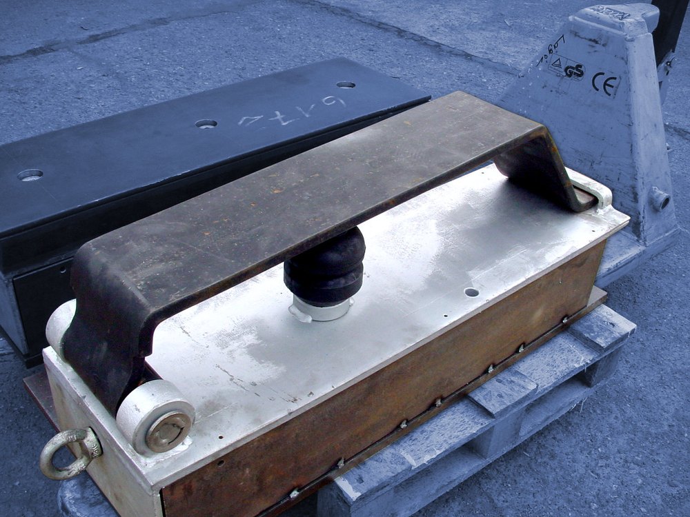 Steel spring-mount impact bumper system on a container dock