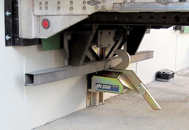 Kelley TrueCheck integrated vehicle restraint with red and green signal lights and intercom communication